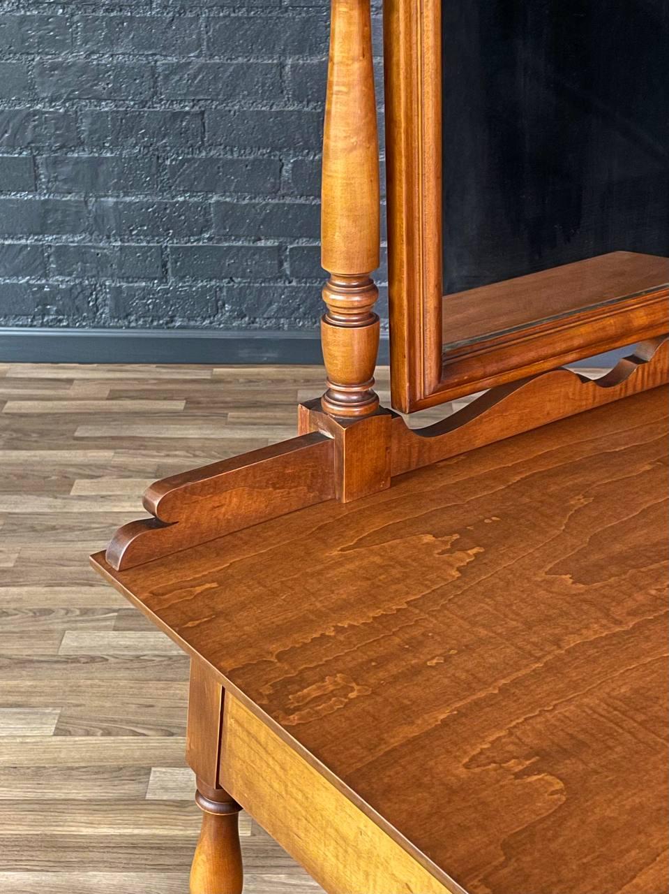 Milieu du XXe siècle Table de toilette en érable Coloni avec miroir pivotant par West Michigan Furniture en vente