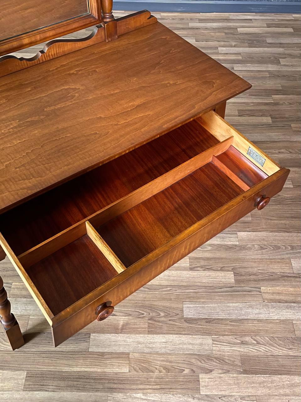 Miroir Table de toilette en érable Coloni avec miroir pivotant par West Michigan Furniture en vente