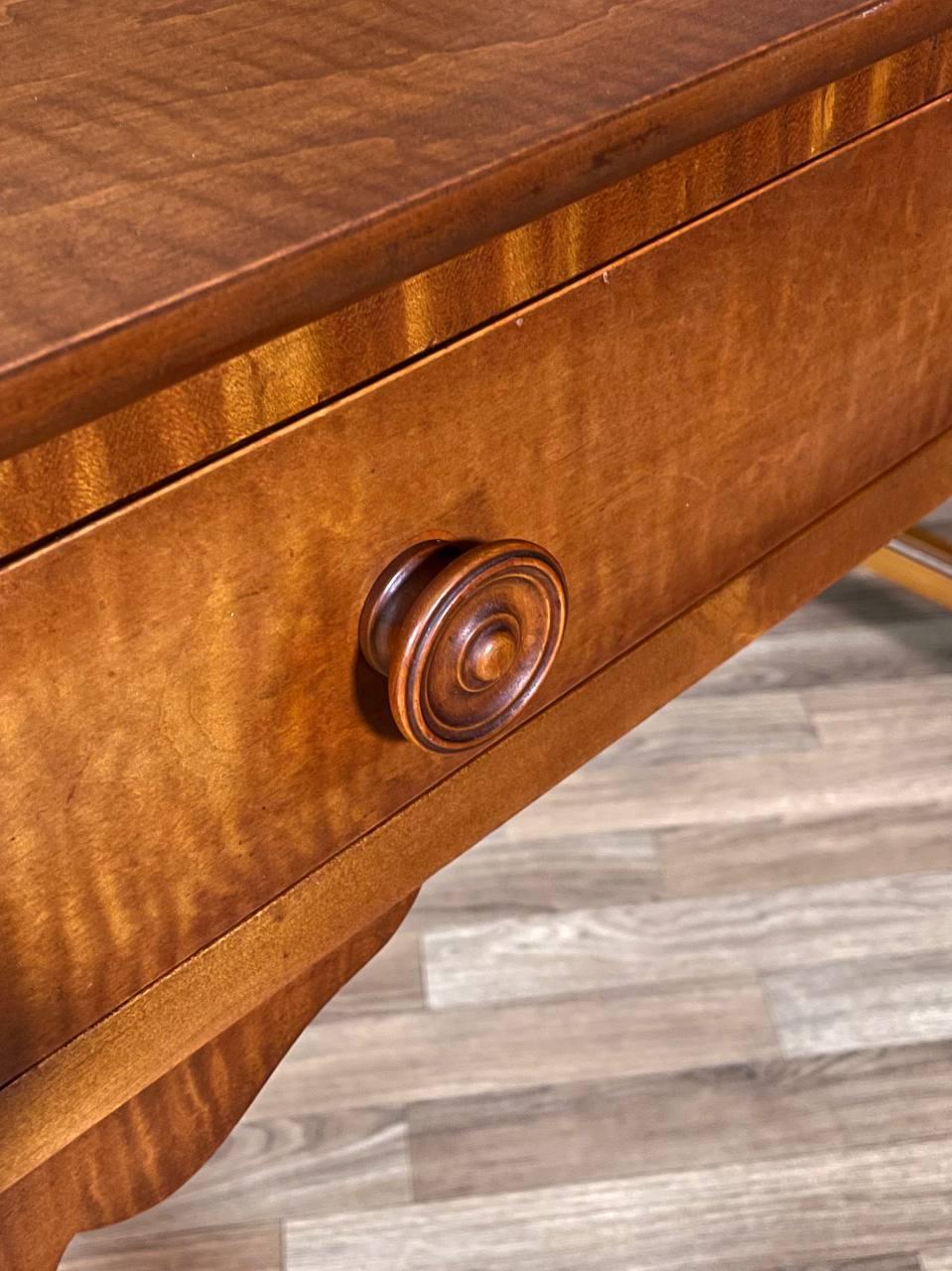 Table de toilette en érable Coloni avec miroir pivotant par West Michigan Furniture en vente 1
