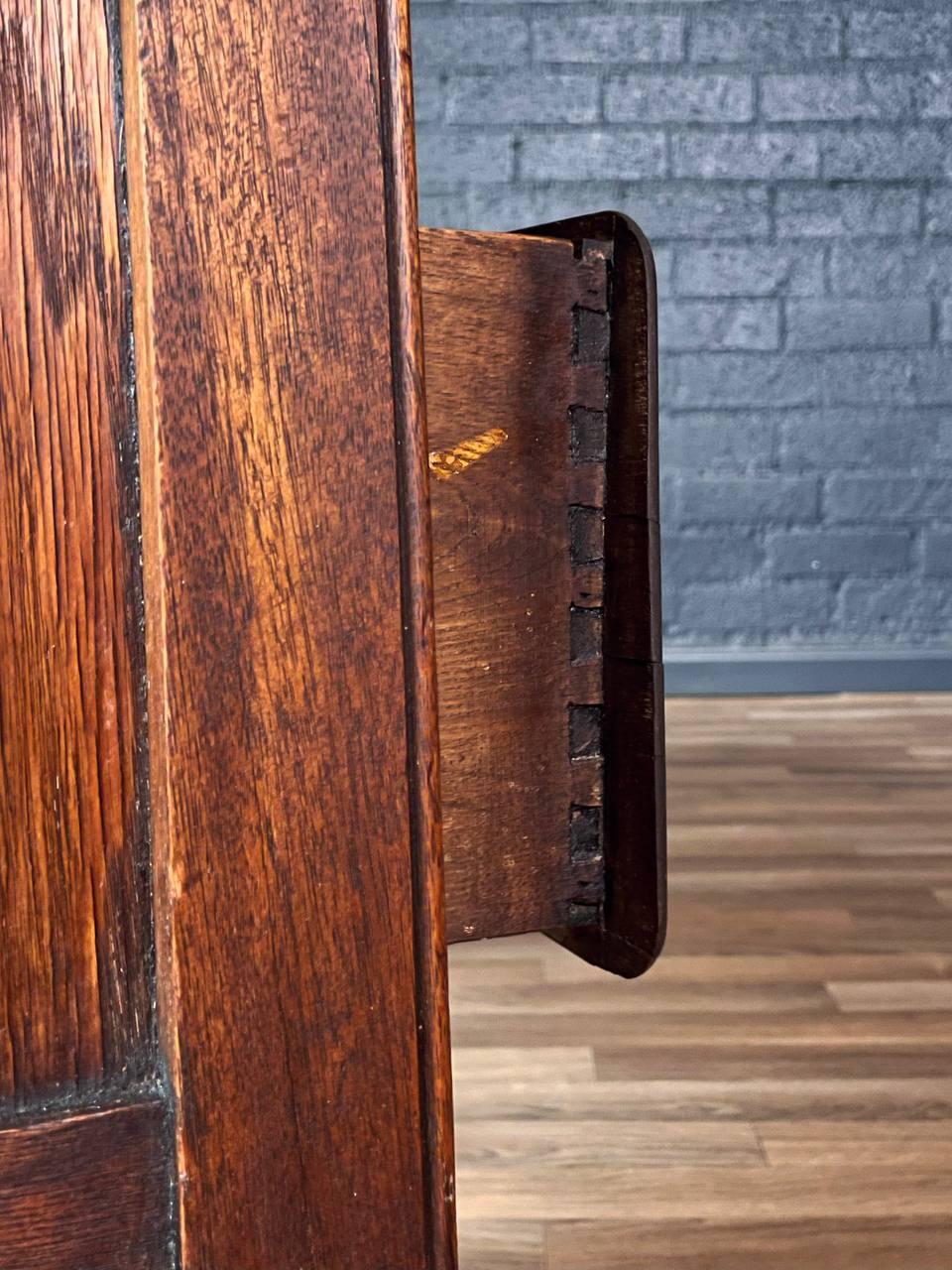 Scrivania in Oak di epoca coloniale con gambe tornite in vendita 3