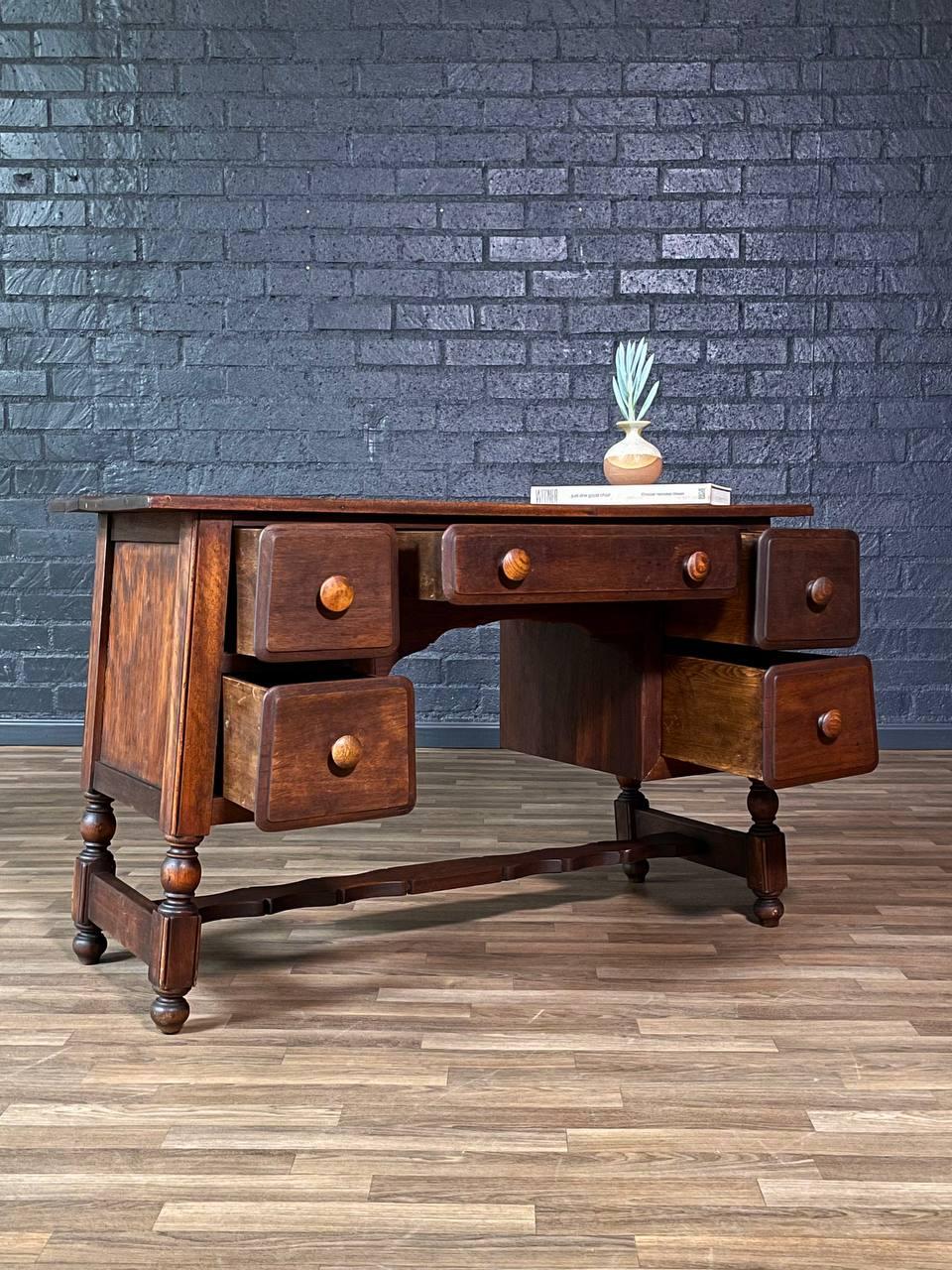 Coloniale americano Scrivania in Oak di epoca coloniale con gambe tornite in vendita