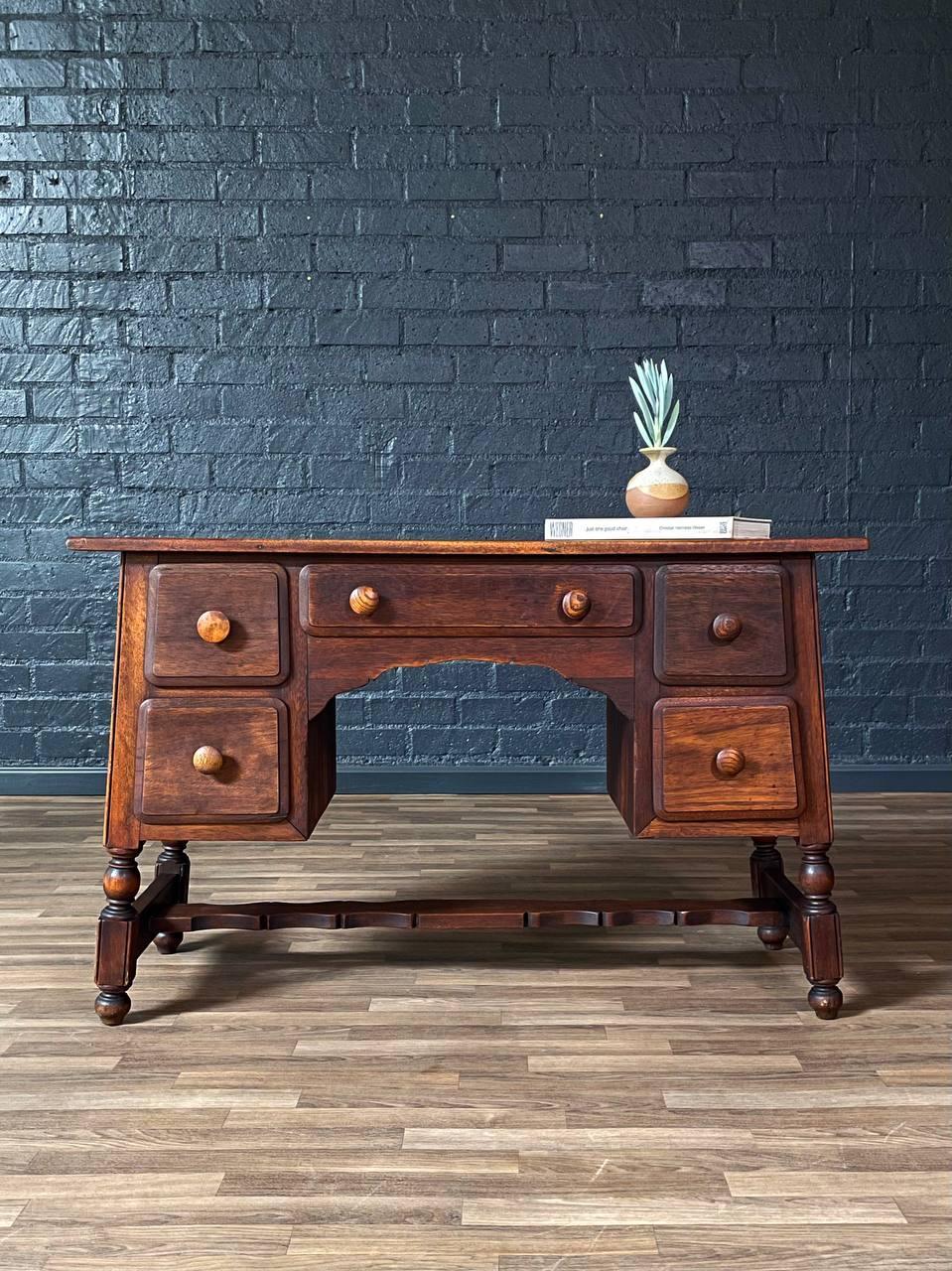 Americano Scrivania in Oak di epoca coloniale con gambe tornite in vendita
