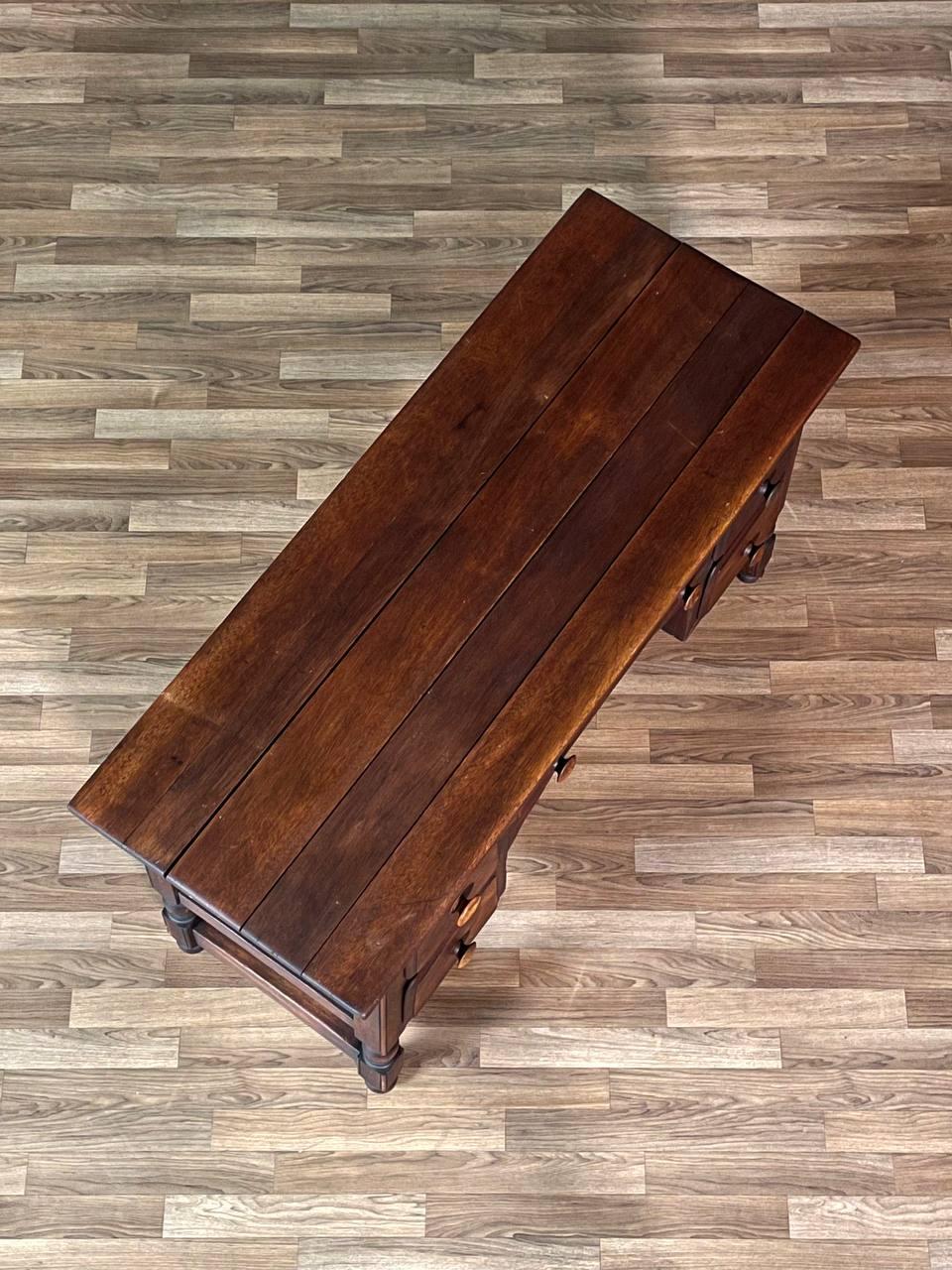 Scrivania in Oak di epoca coloniale con gambe tornite In condizioni buone in vendita a Los Angeles, CA
