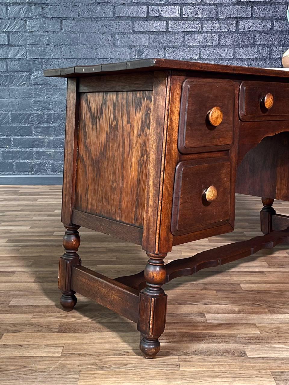 Metà XX secolo Scrivania in Oak di epoca coloniale con gambe tornite in vendita