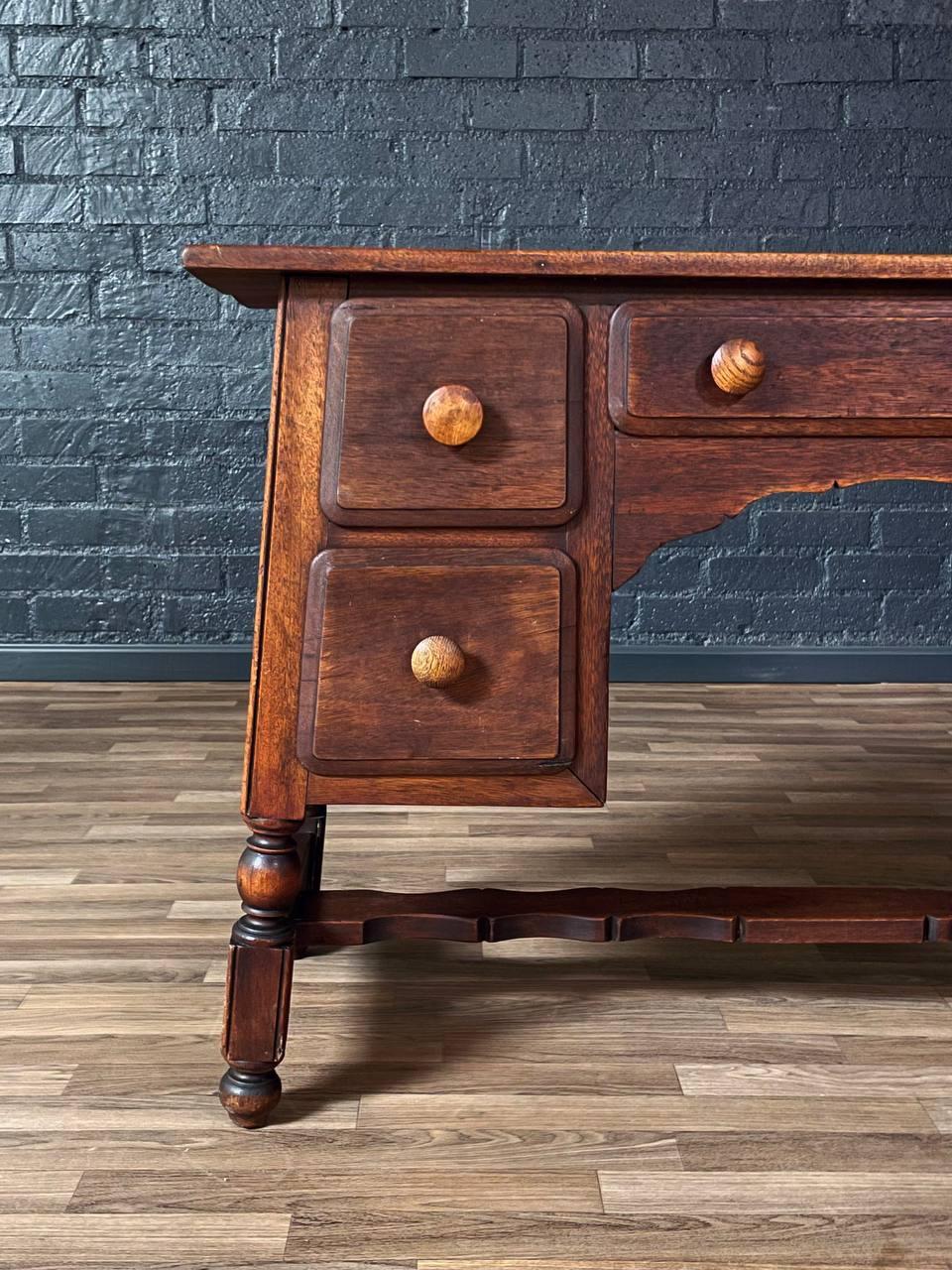 Scrivania in Oak di epoca coloniale con gambe tornite in vendita 1
