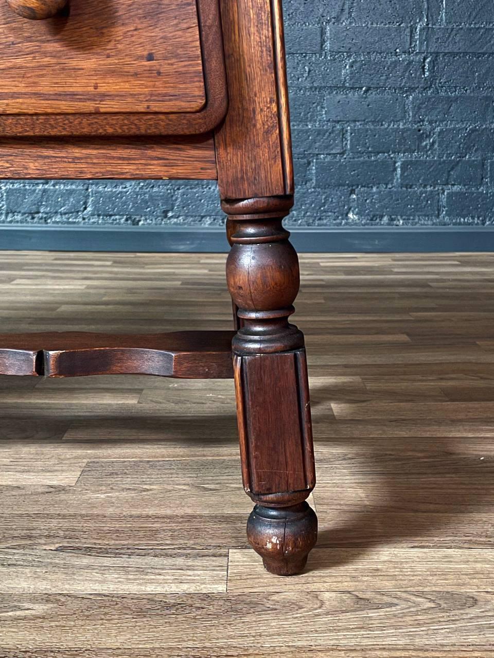 Scrivania in Oak di epoca coloniale con gambe tornite in vendita 2