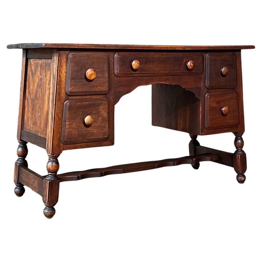 Scrivania in Oak di epoca coloniale con gambe tornite in vendita