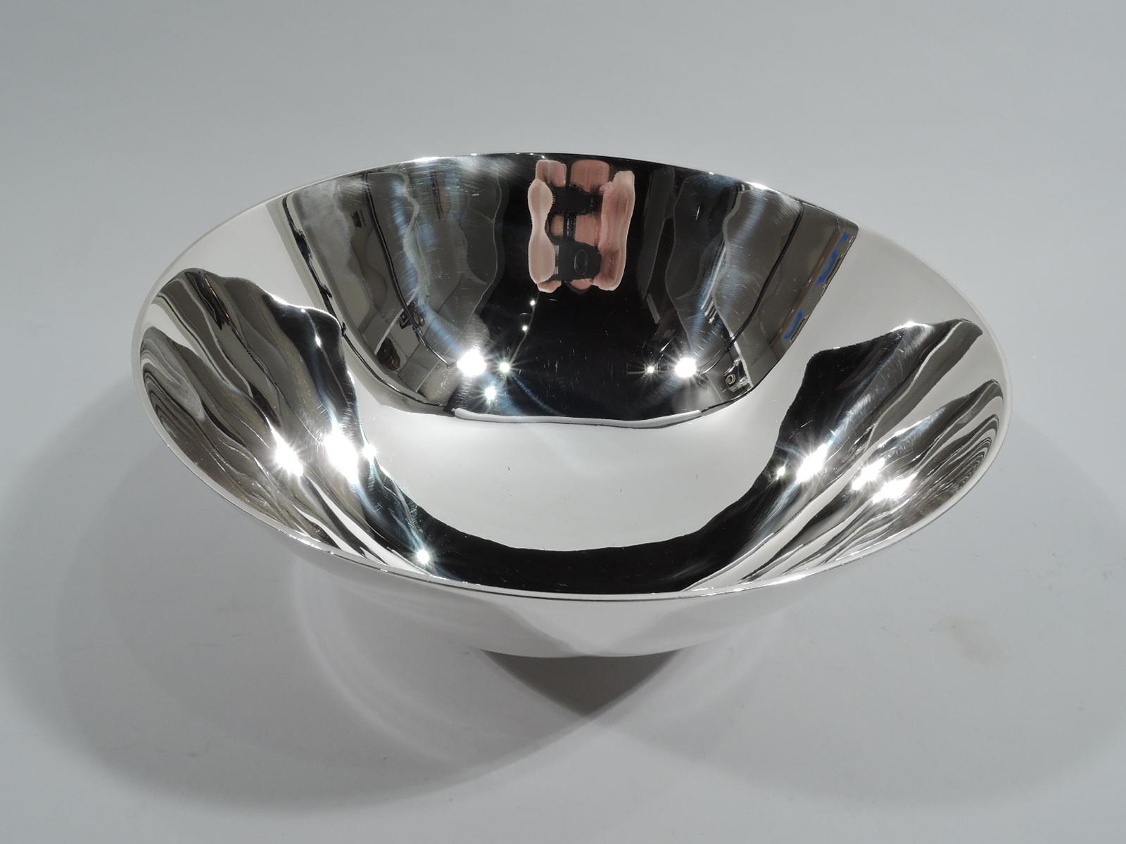 Amerikanische Kolonialschale aus Sterlingsilber. Hergestellt von Tiffany in New York, um 1920. Die Schale hat geschwungene Seiten und einen geraden runden Fuß. Sparsames historisches Design, das auch in modernen Innenräumen gut funktioniert.