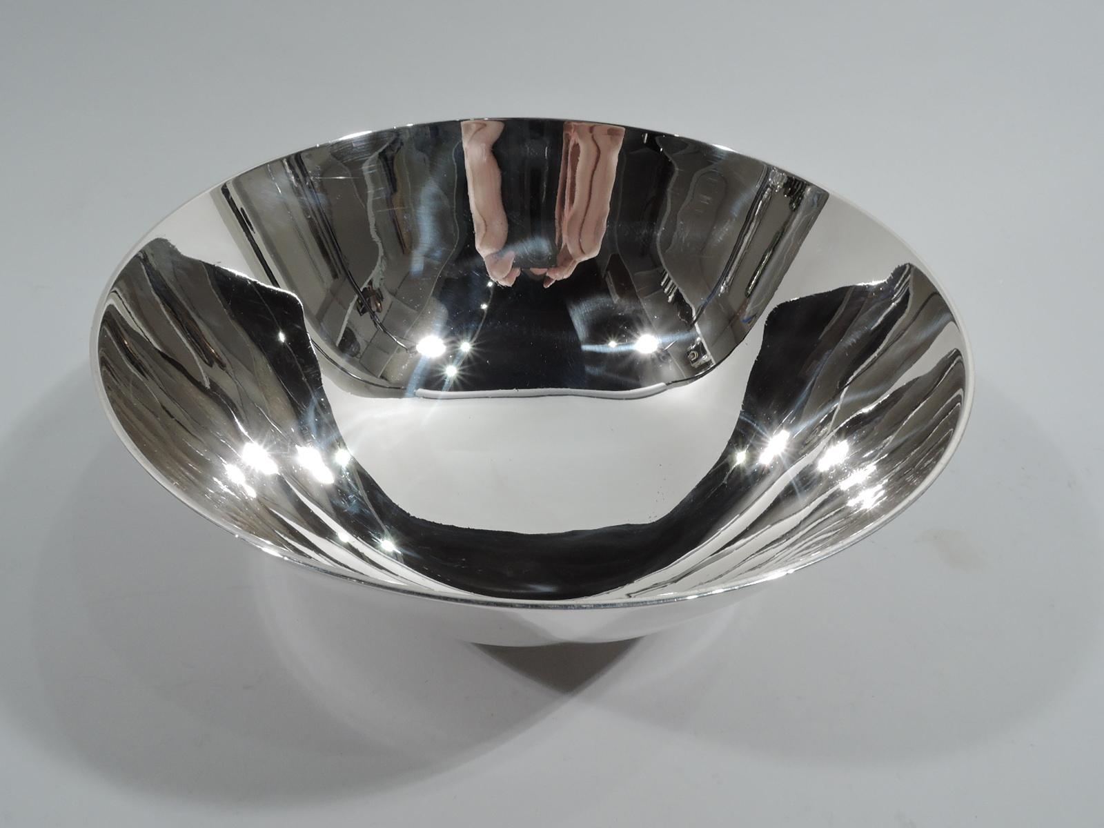 Schale aus Sterlingsilber aus der amerikanischen Kolonialzeit. Hergestellt von Tiffany in New York, ca. 1920. Die Schale hat geschwungene Seiten und einen geraden runden Fuß. Sparsames, historisches Design, das sich auch in modernen Innenräumen gut