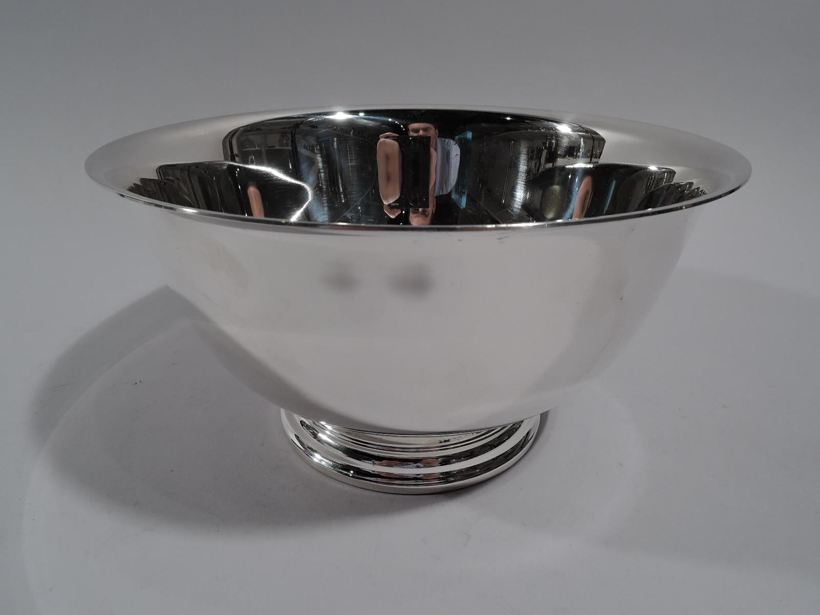 American Colonial Revival sterling silver bowl. Made by Watrous in Wallingford, Conn. Traditional form with curved sides and stepped foot. Fully marked including maker’s stamp, no. 3E, and phrase “Paul Revere / Reproduction”. Weight: 11.5 troy
