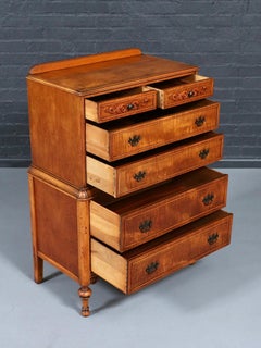 Commode haute en érable tigré de style néocolonial américain, fabriquée par Marvel Furniture Co