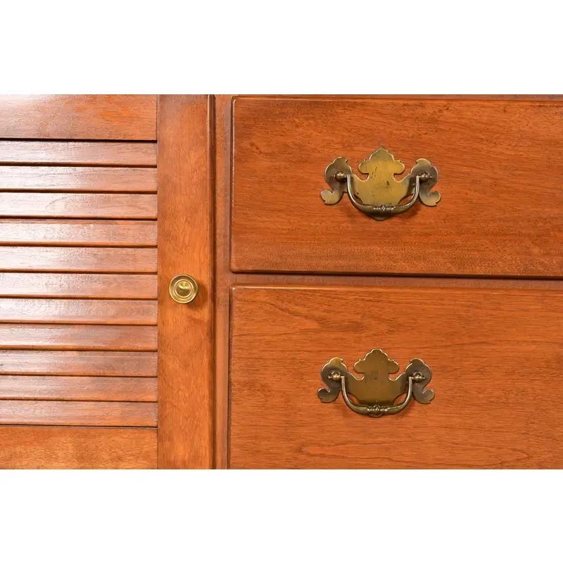Cassettone o credenza coloniale americana in acero massiccio, anni '70 in vendita 3