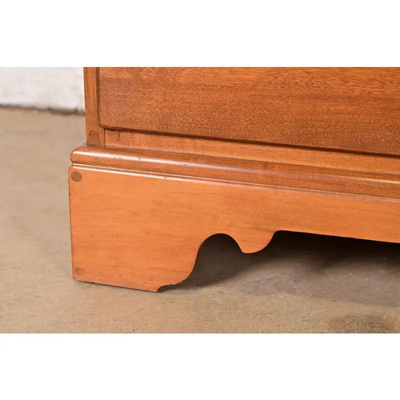 Cassettone o credenza coloniale americana in acero massiccio, anni '70 in vendita 4