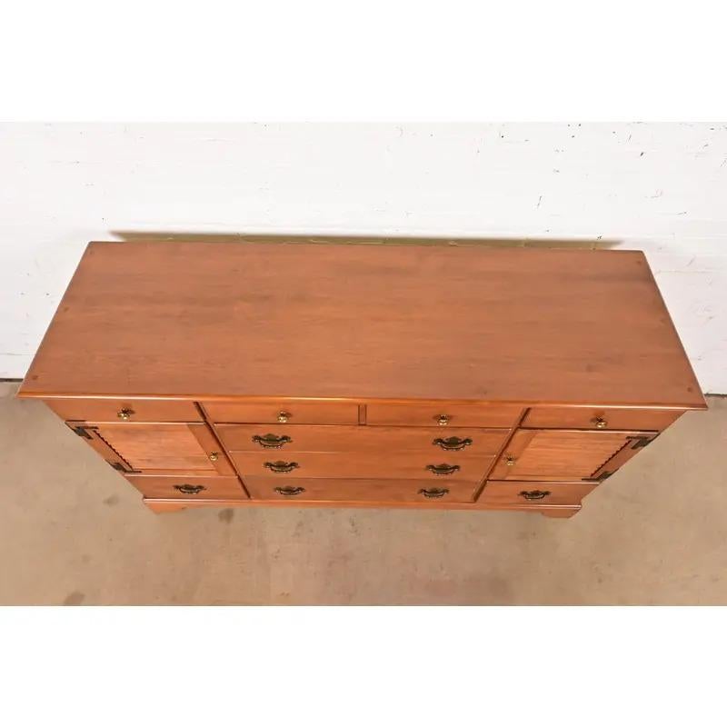 Cassettone o credenza coloniale americana in acero massiccio, anni '70 in vendita 5