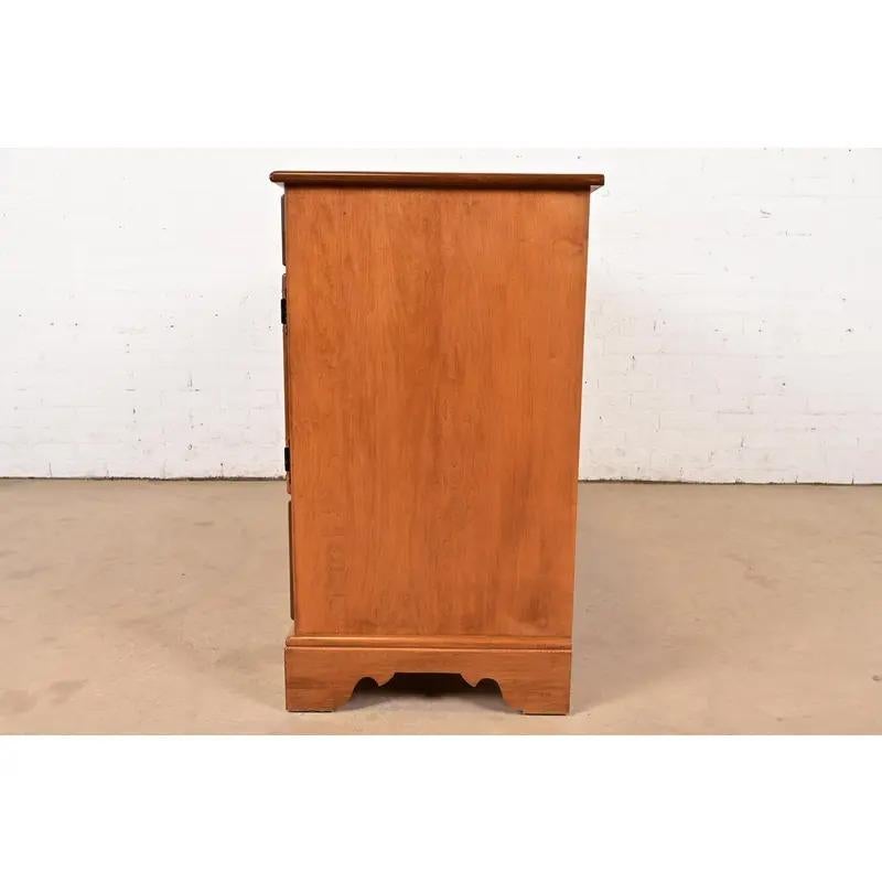 Cassettone o credenza coloniale americana in acero massiccio, anni '70 in vendita 6