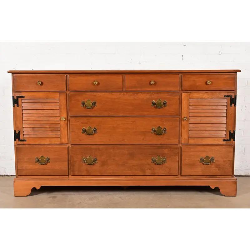 Uno splendido comò, credenza o cassettiera a dieci cassetti in stile Coloniale Americano, Georgiano o Chippendale

USA, anni '70

Acero massiccio intagliato, con ferramenta originale in ottone.

Misure: 62,75