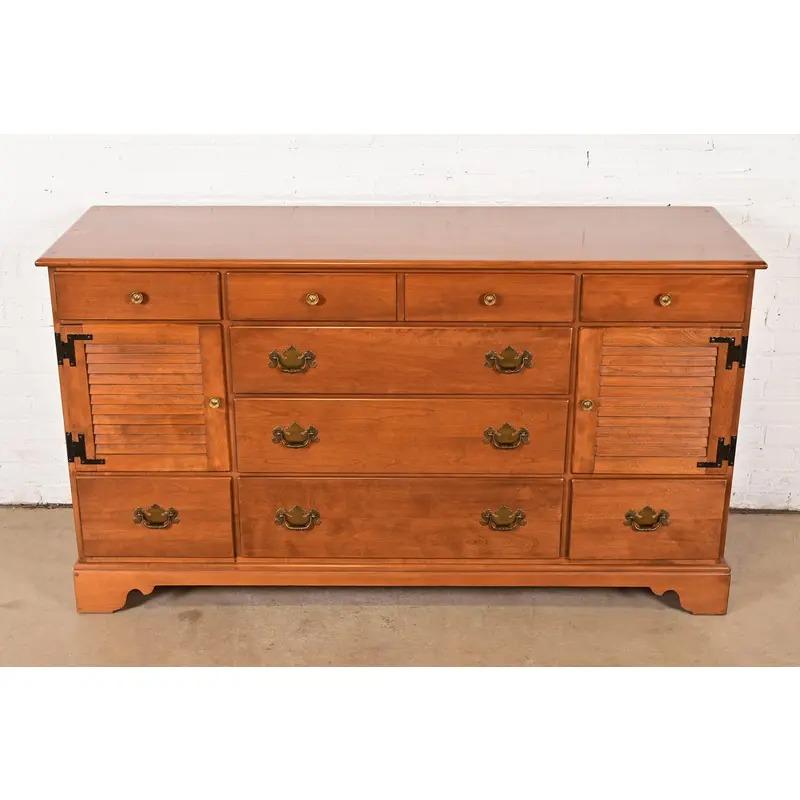 Coloniale americano Cassettone o credenza coloniale americana in acero massiccio, anni '70 in vendita