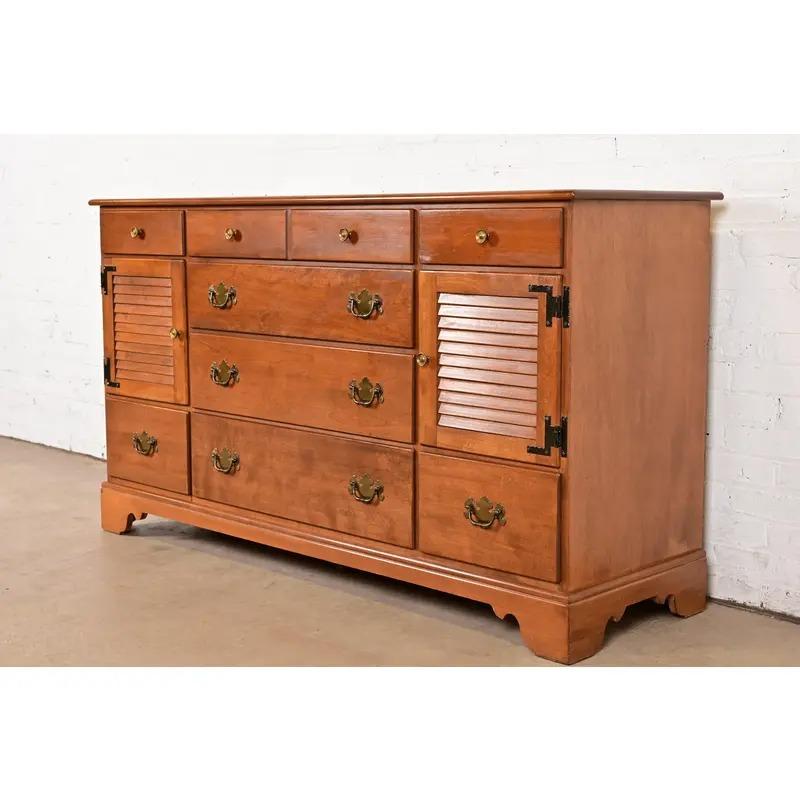 Americano Cassettone o credenza coloniale americana in acero massiccio, anni '70 in vendita