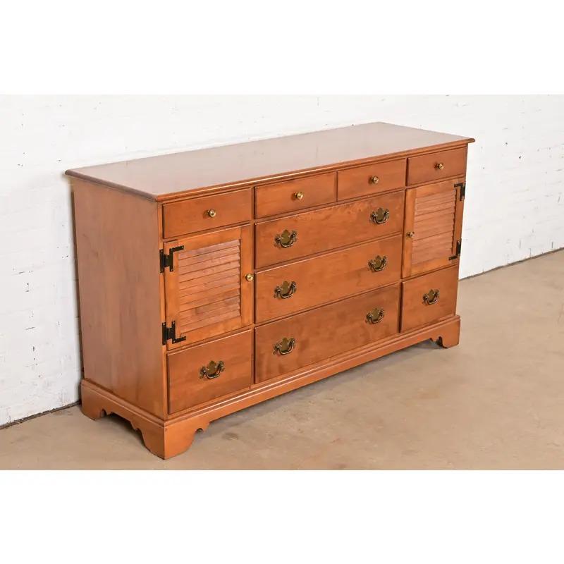 Cassettone o credenza coloniale americana in acero massiccio, anni '70 In condizioni buone in vendita a South Bend, IN