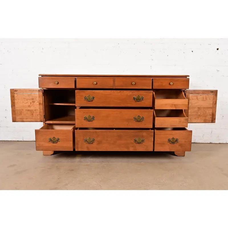 Fine XX secolo Cassettone o credenza coloniale americana in acero massiccio, anni '70 in vendita