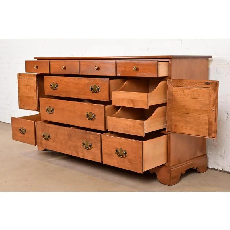Ottone Cassettone o credenza coloniale americana in acero massiccio, anni '70 in vendita