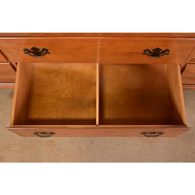 Cassettone o credenza coloniale americana in acero massiccio, anni '70 in vendita 2