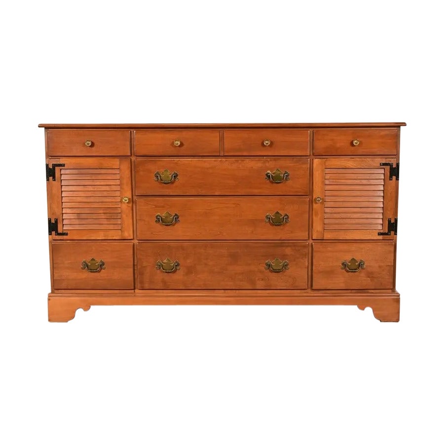 Cassettone o credenza coloniale americana in acero massiccio, anni '70 in vendita