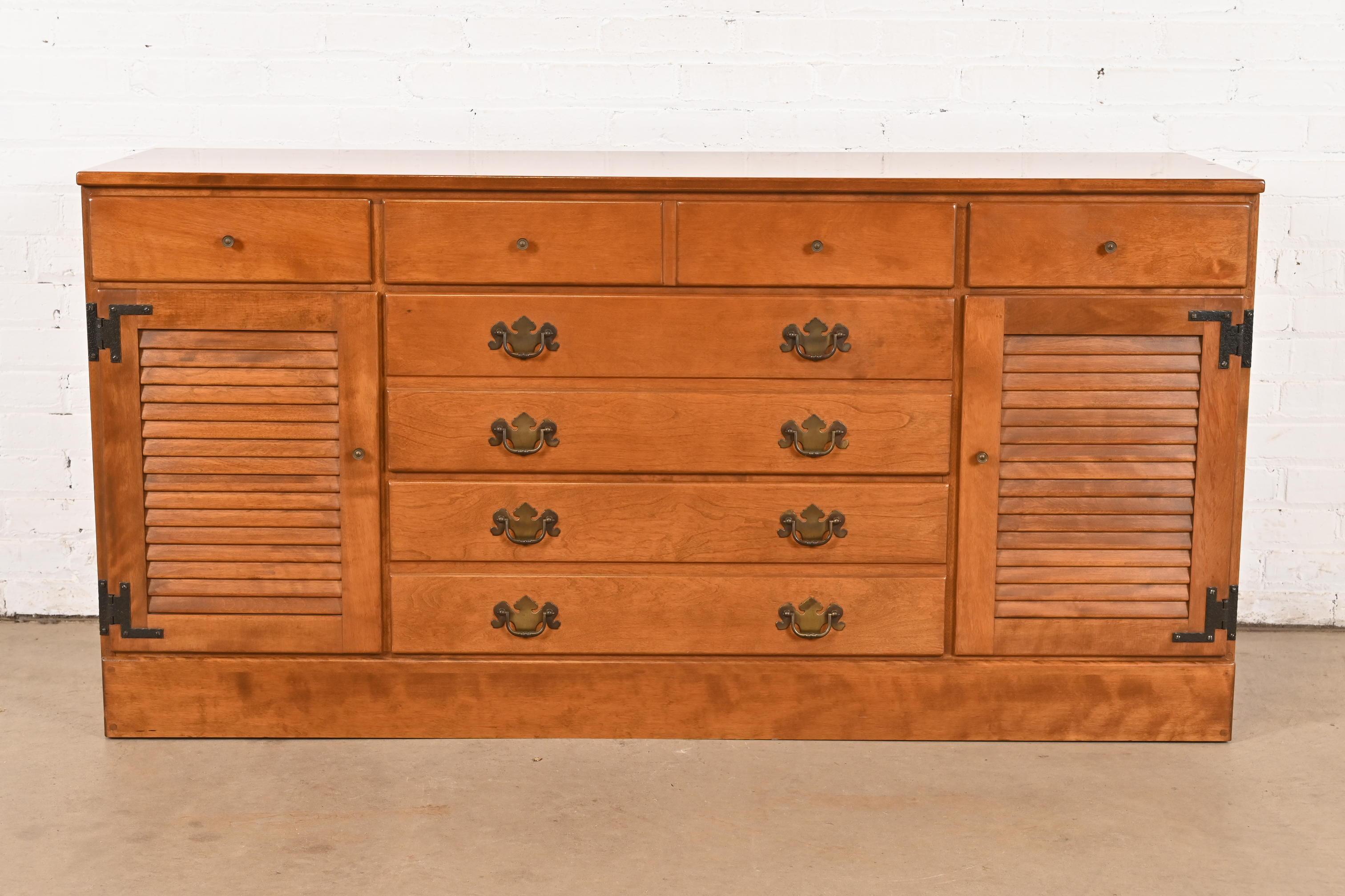 A gorgeous American Colonial, Georgian, or Chippendale style eleven-drawer dresser, credenza, or chest of drawers

USA, 1970s

Carved solid maple, with original brass hardware.

Measures: 60.25