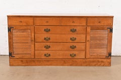Commode ou crédence à onze tiroirs en érable massif de style colonial américain, années 1970