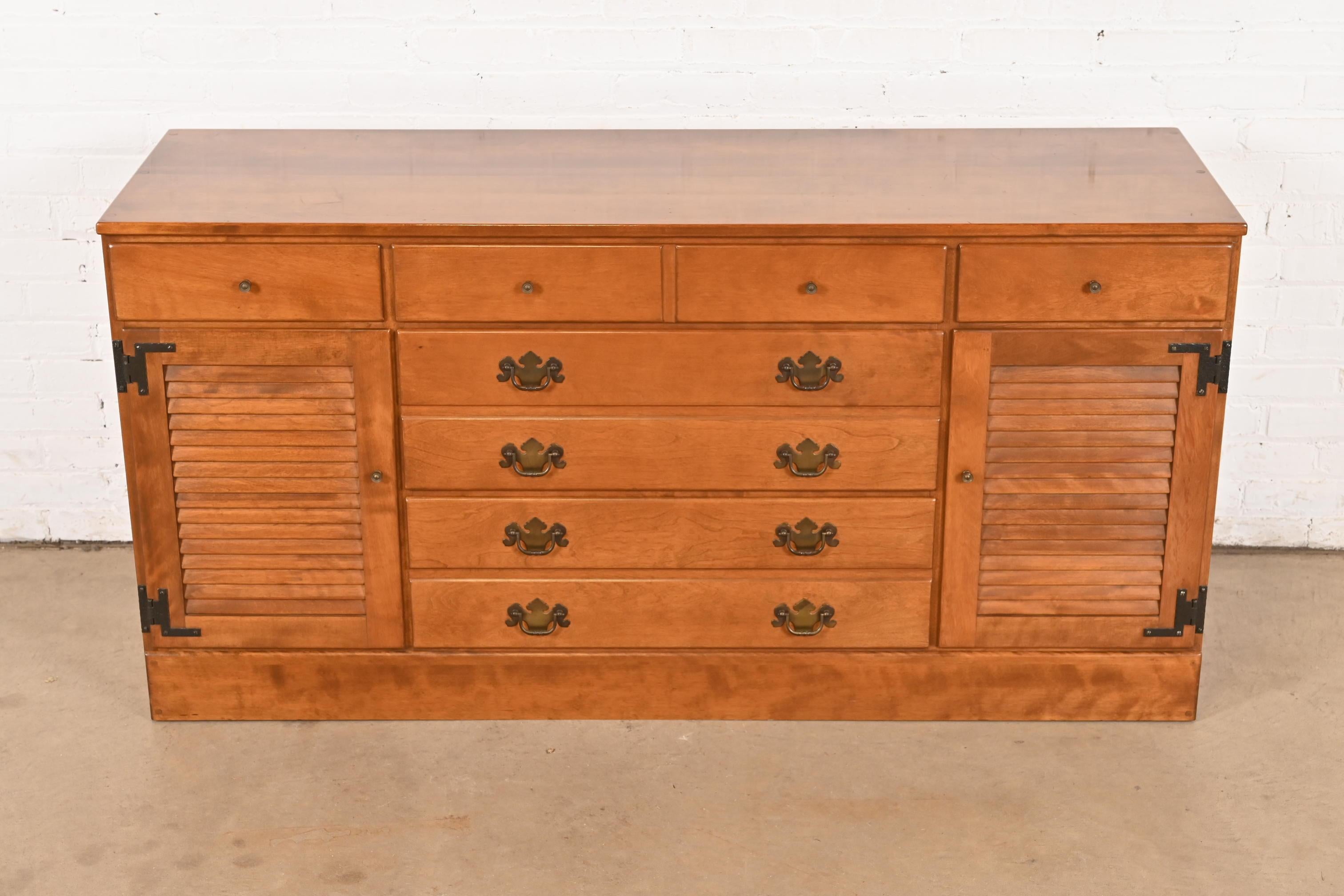 American Colonial Solid Maple Eleven-Drawer Dresser or Credenza, 1970s In Good Condition For Sale In South Bend, IN