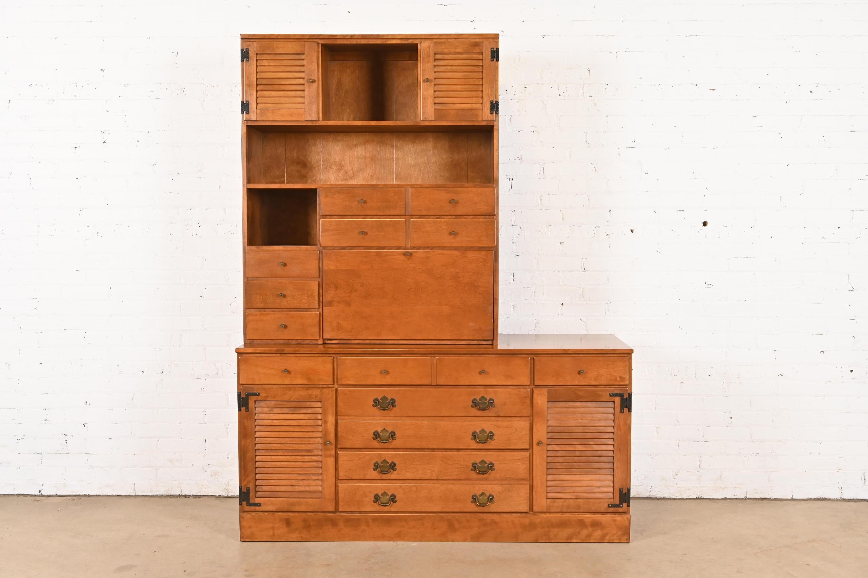 Uno splendido comò, credenza o cassettiera a undici cassetti in stile Coloniale Americano, Georgiano o Chippendale con piano estraibile e scrivania a ribalta.

USA, anni '70

Acero massiccio intagliato, con ferramenta originale in ottone.

Misure:
