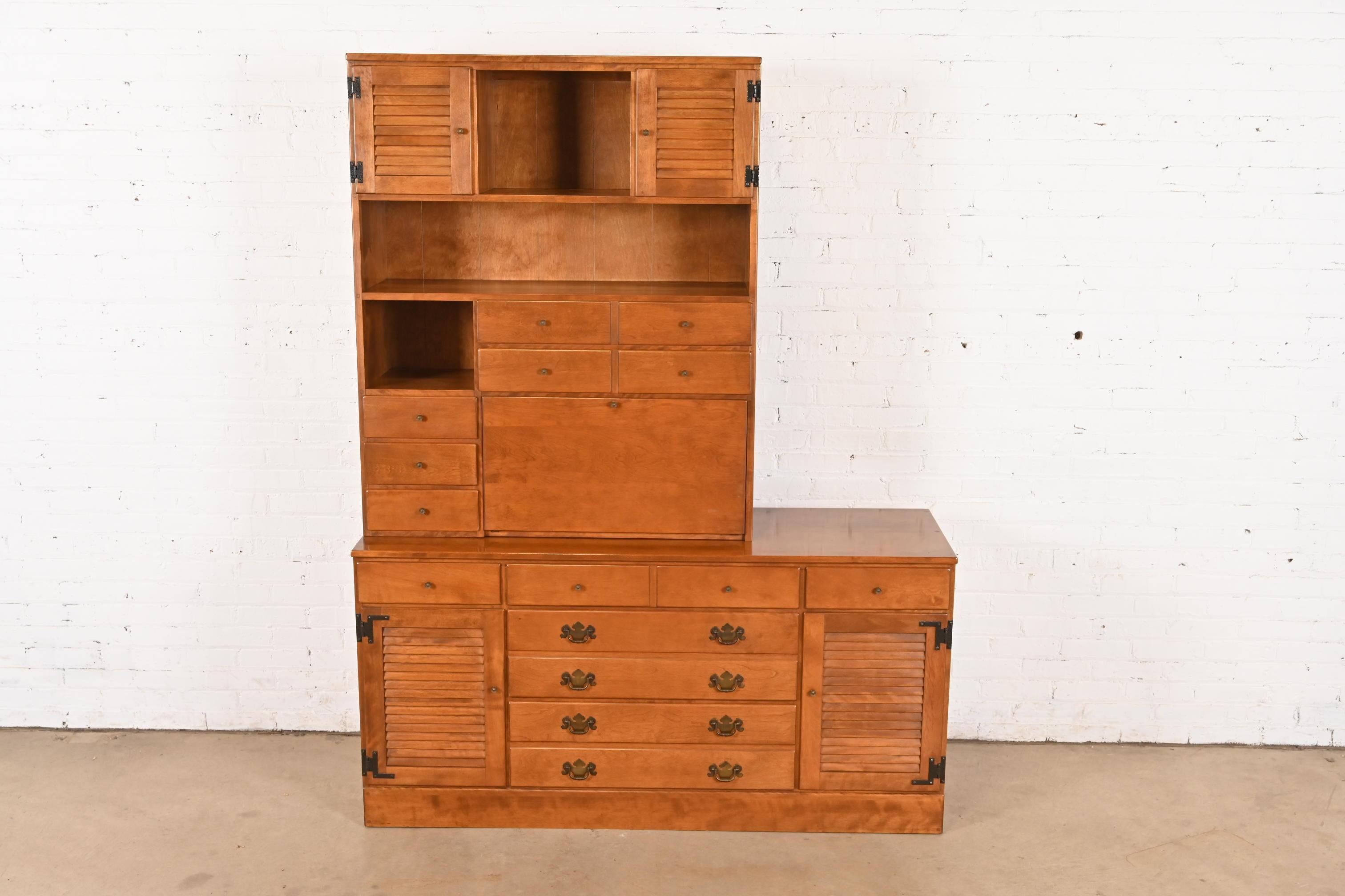 Coloniale americano Comò o credenza a undici cassetti in acero massiccio American Colonial in vendita