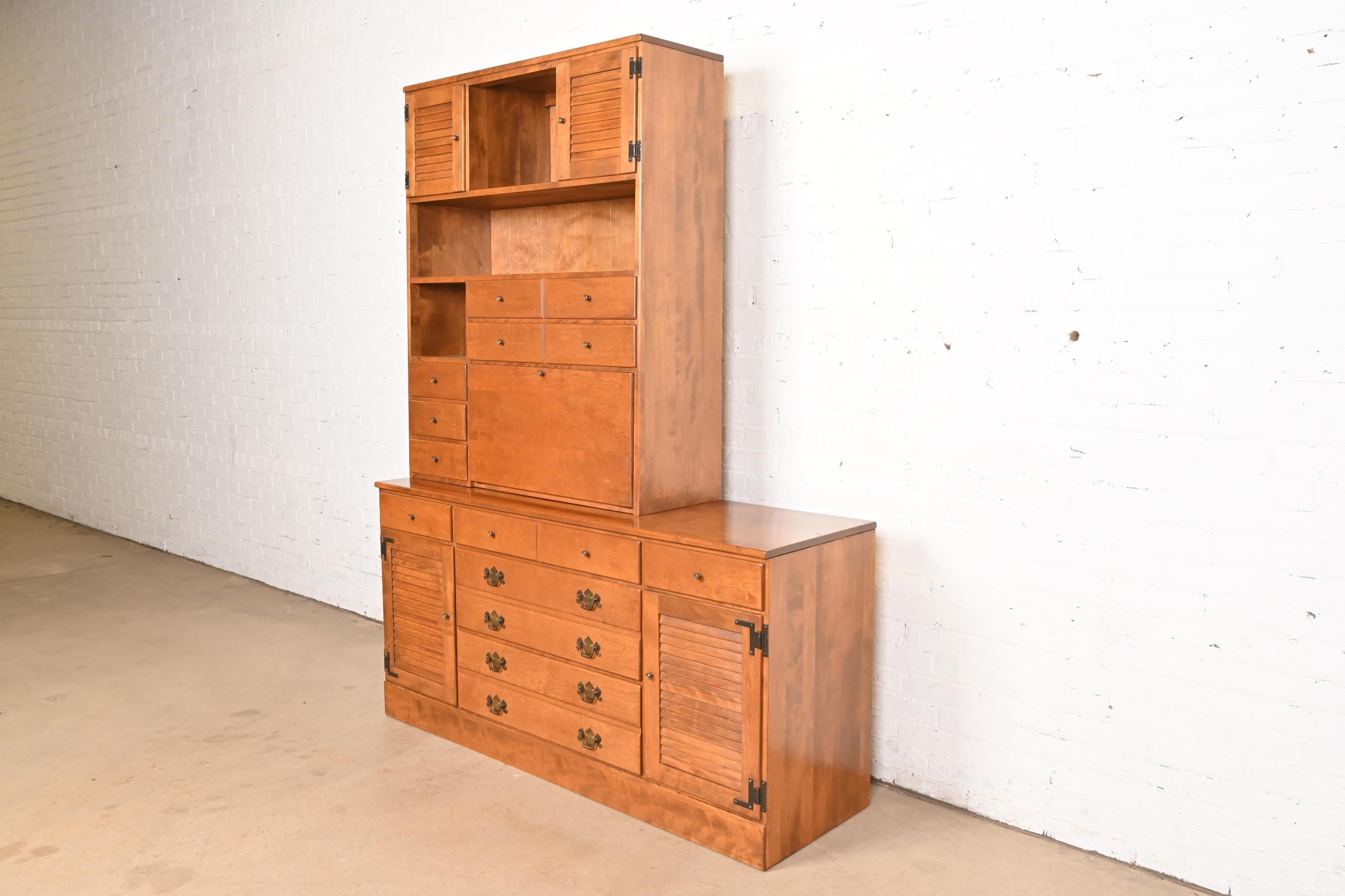 Americano Comò o credenza a undici cassetti in acero massiccio American Colonial in vendita