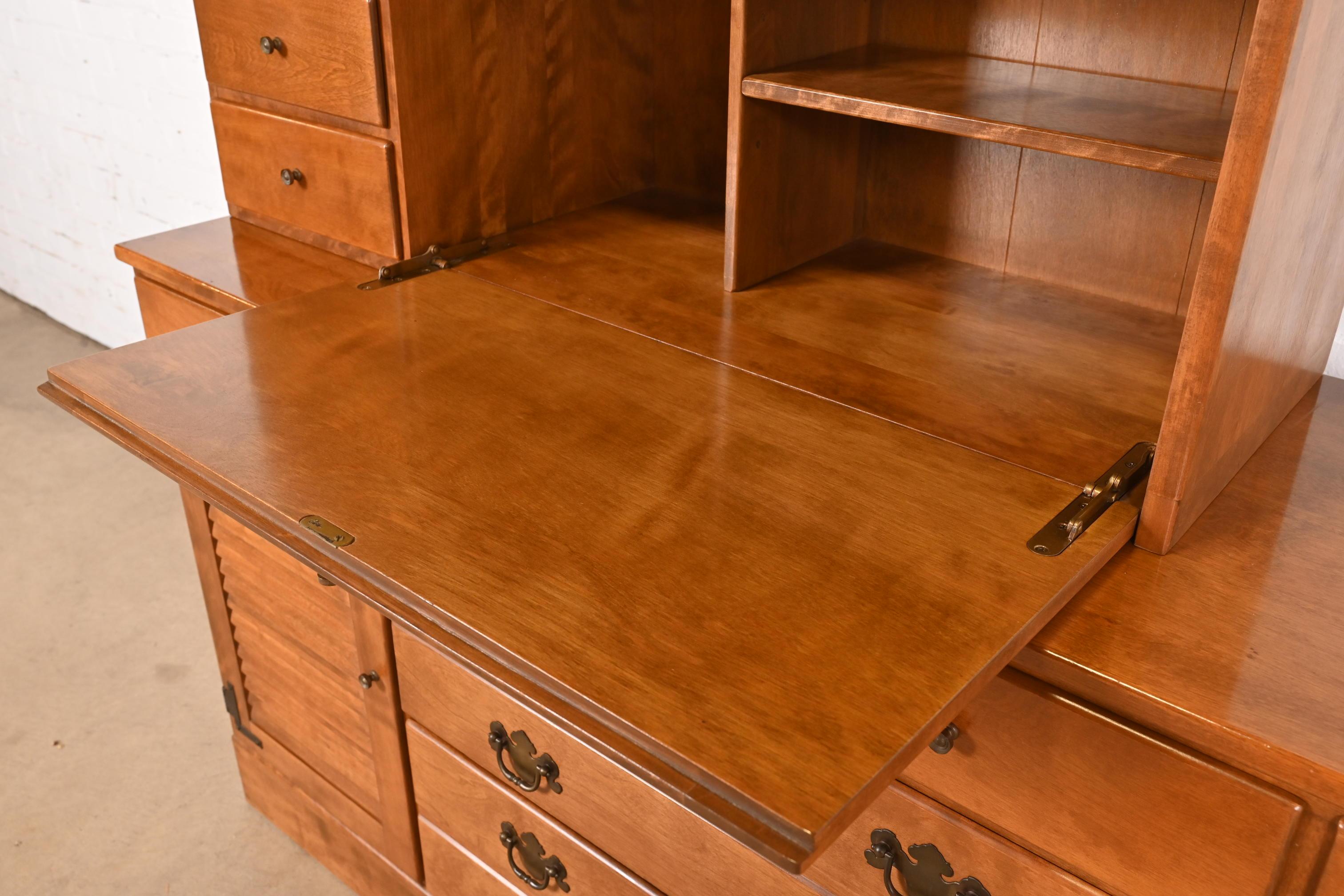 Ottone Comò o credenza a undici cassetti in acero massiccio American Colonial in vendita