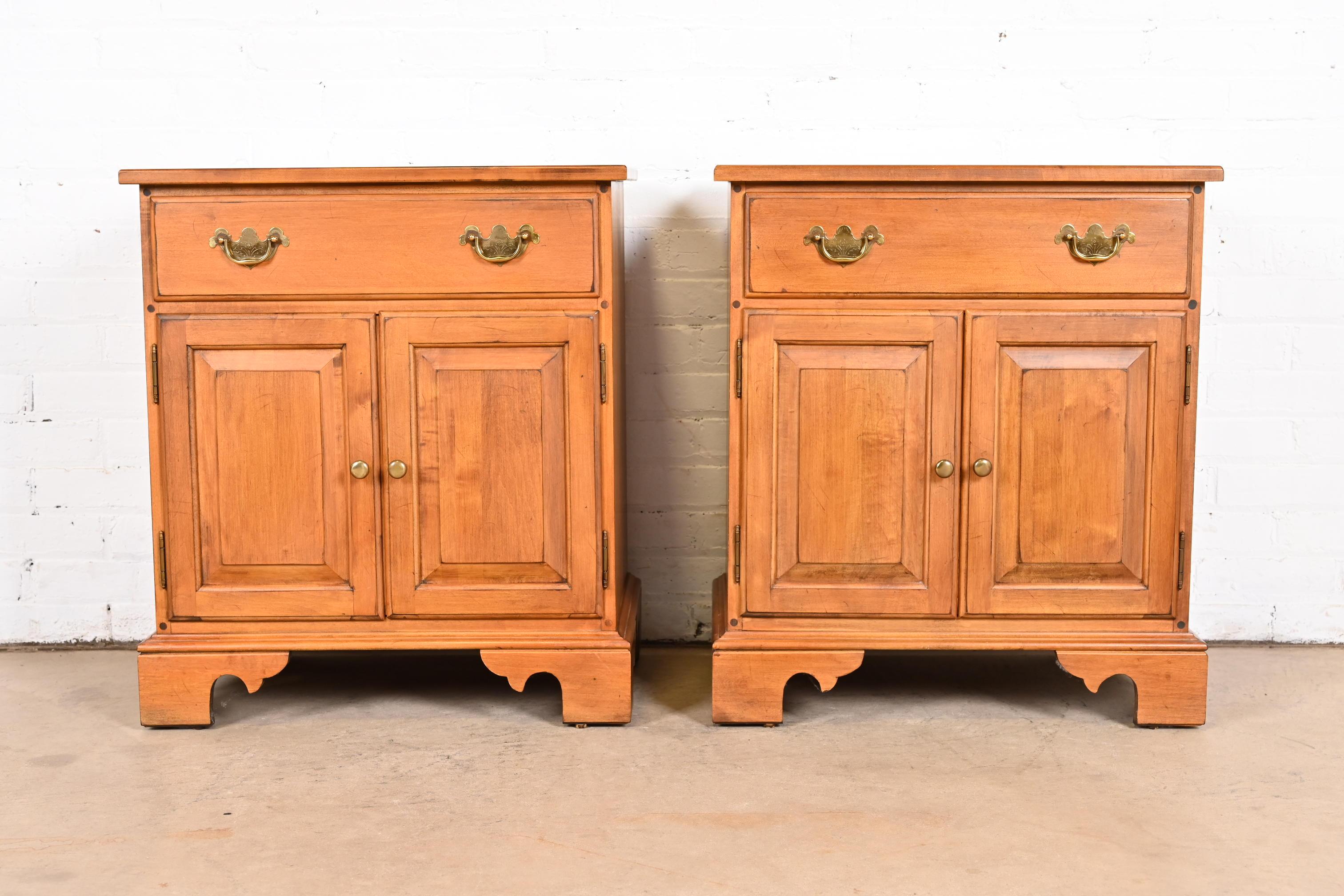 A gorgeous pair of American Colonial or Georgian style nightstands or bedside chests

USA, Circa 1990s

Solid maple, with original brass hardware.

Measures: 24