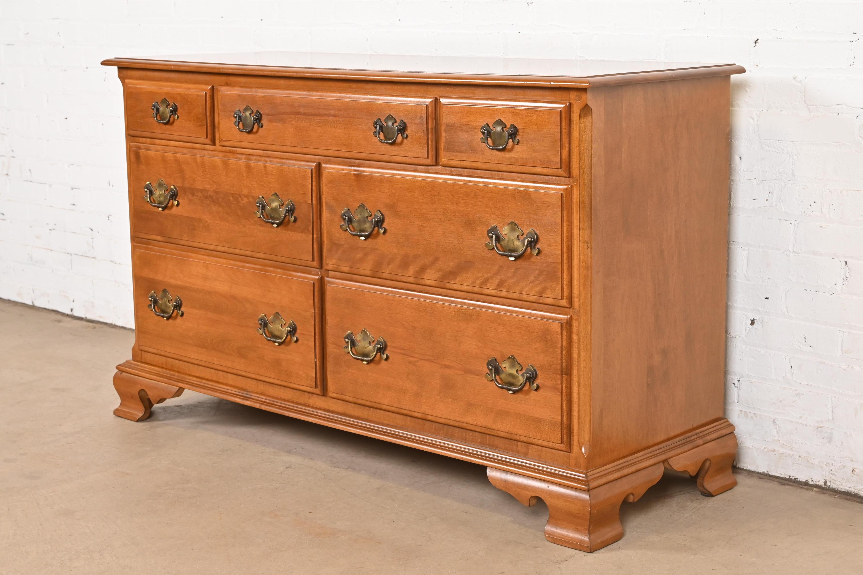 Una magnífica cómoda o cajonera de siete cajones de estilo colonial americano, georgiano o Chippendale

EE.UU., década de 1970

Arce macizo tallado, con herrajes originales de latón.

Medidas: 54,75