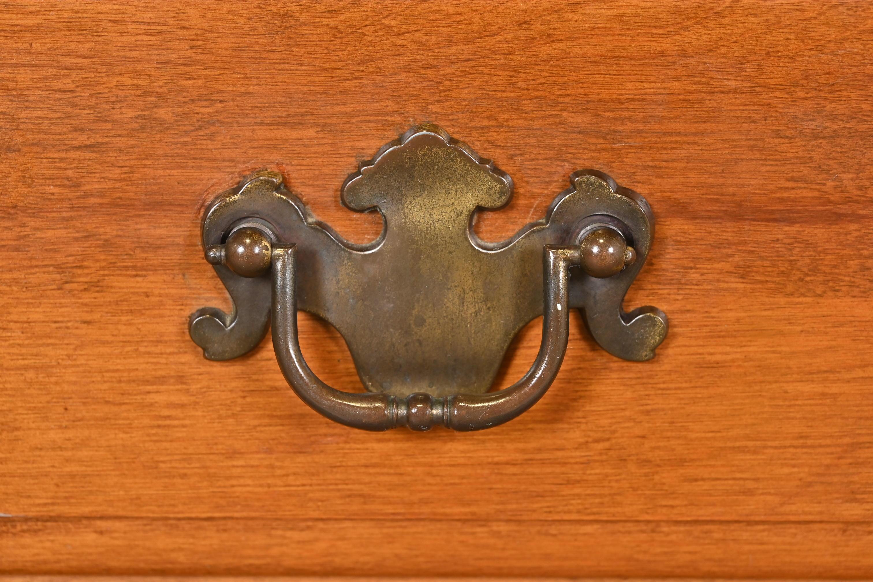 Cómoda americana colonial de arce macizo de siete cajones, años 70 en venta 1