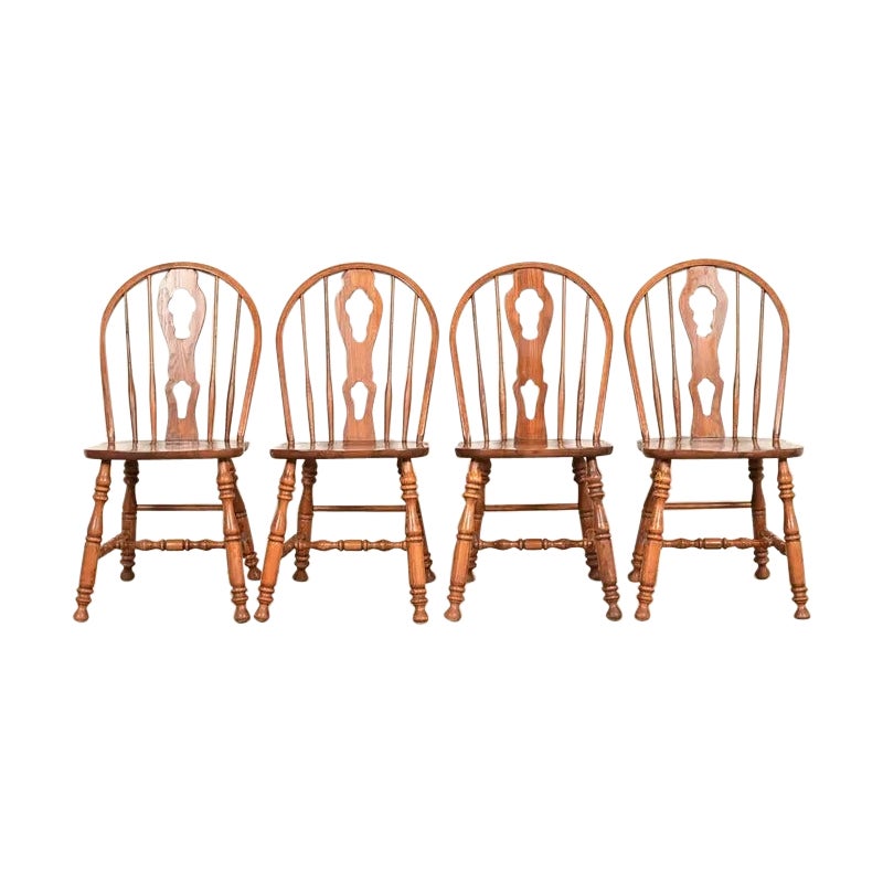 Chaises de salle à manger Windsor en chêne massif à dossier en fuseau, série de quatre, de style colonial américain