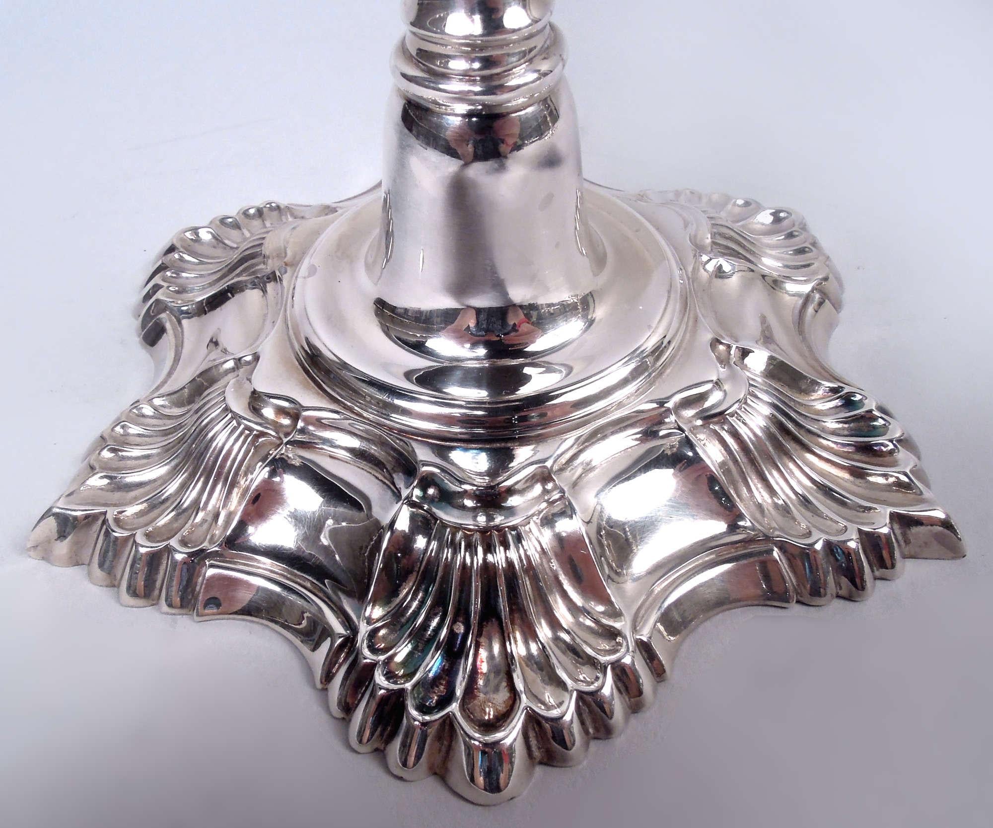 20ième siècle Bougeoirs en argent sterling de style colonial américain d'après Myers Silver en vente