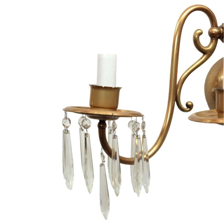 American Colonial Style Brass Wall Sconce In Excellent Condition For Sale In Van Nuys, CA