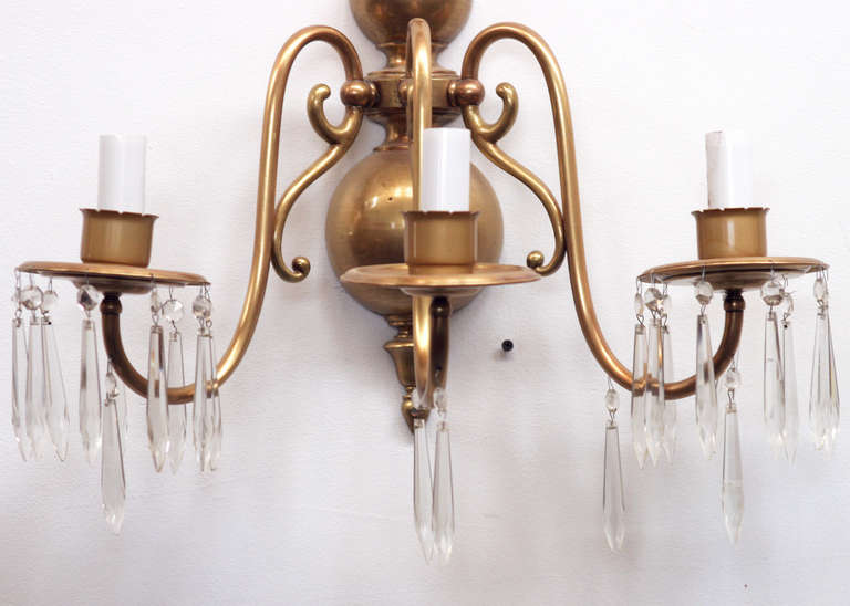 American Colonial Style Brass Wall Sconce In Excellent Condition In Van Nuys, CA