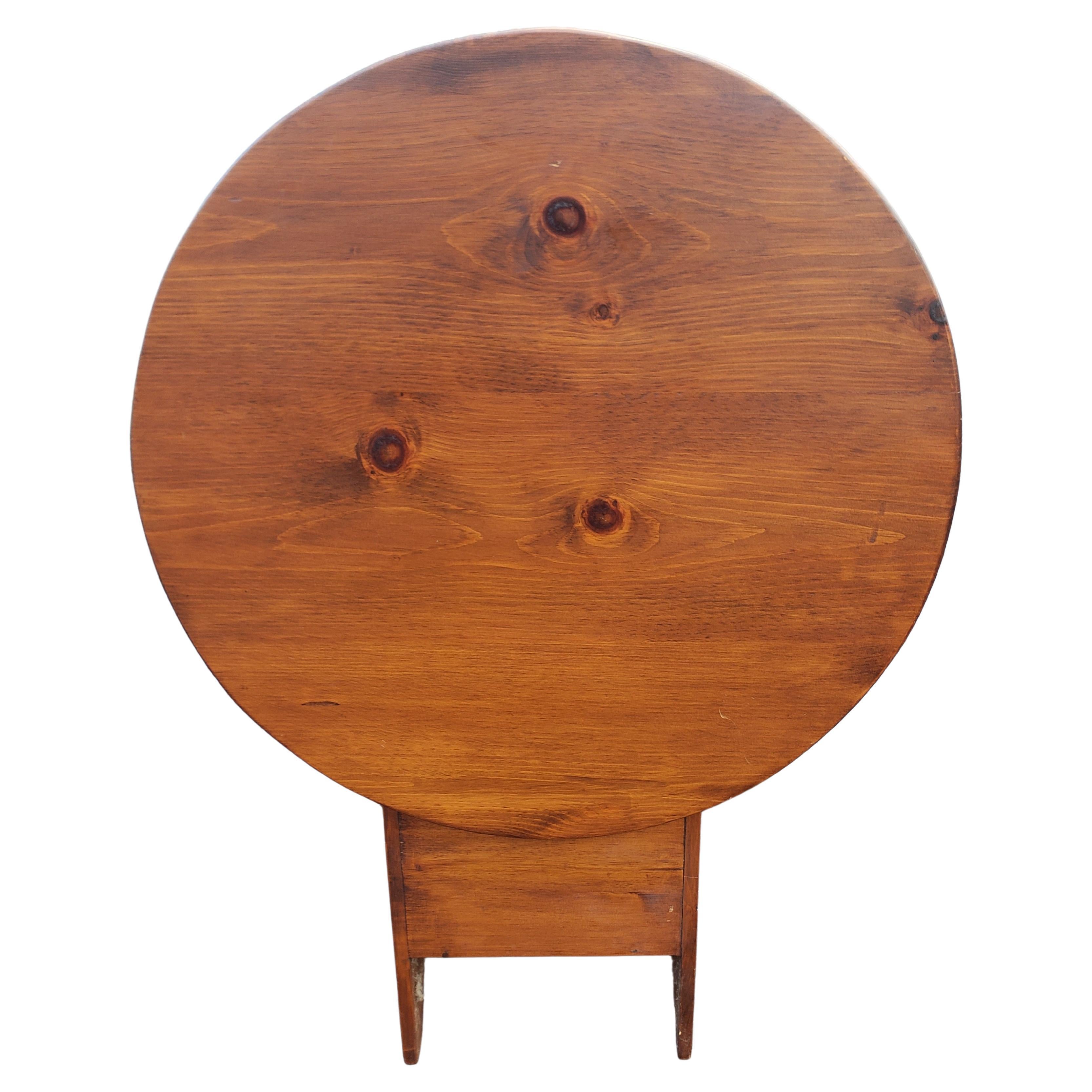 American Colonial Style Pine Round Tilt Top Tavern Chair Table  In Good Condition In Germantown, MD