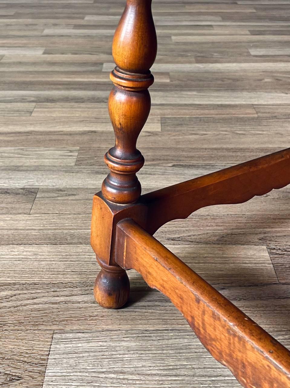 American Colonial Style Round Maple Side Table w/ Turned Legs en venta 3