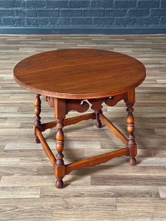 Tavolino rotondo in stile coloniale americano in acero con gambe tornite