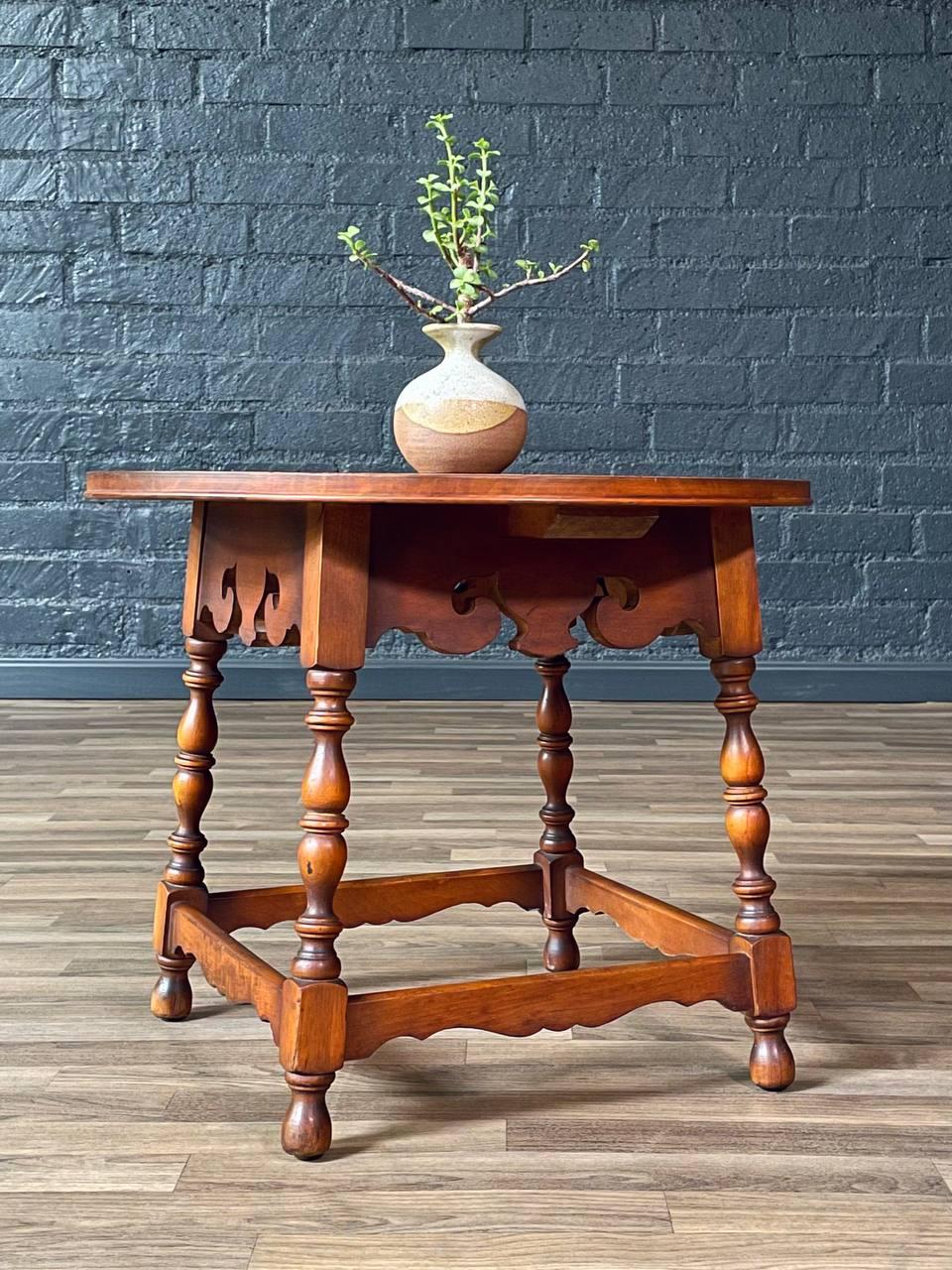American Colonial Style Round Maple Side Table w/ Turned Legs colonial estadounidense en venta