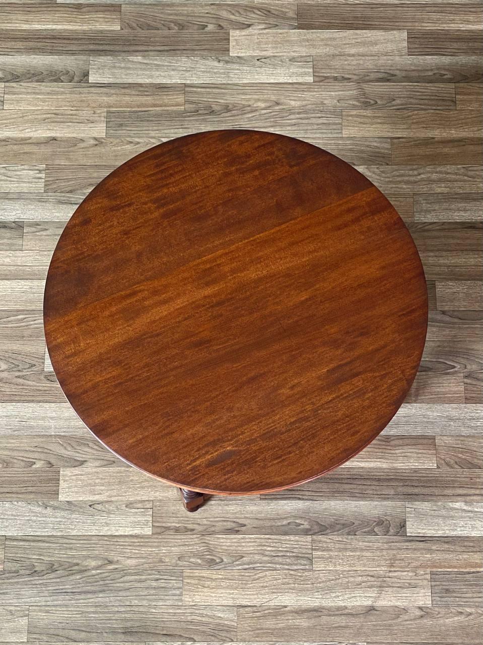American Colonial Style Round Maple Side Table w/ Turned Legs Estadounidense en venta