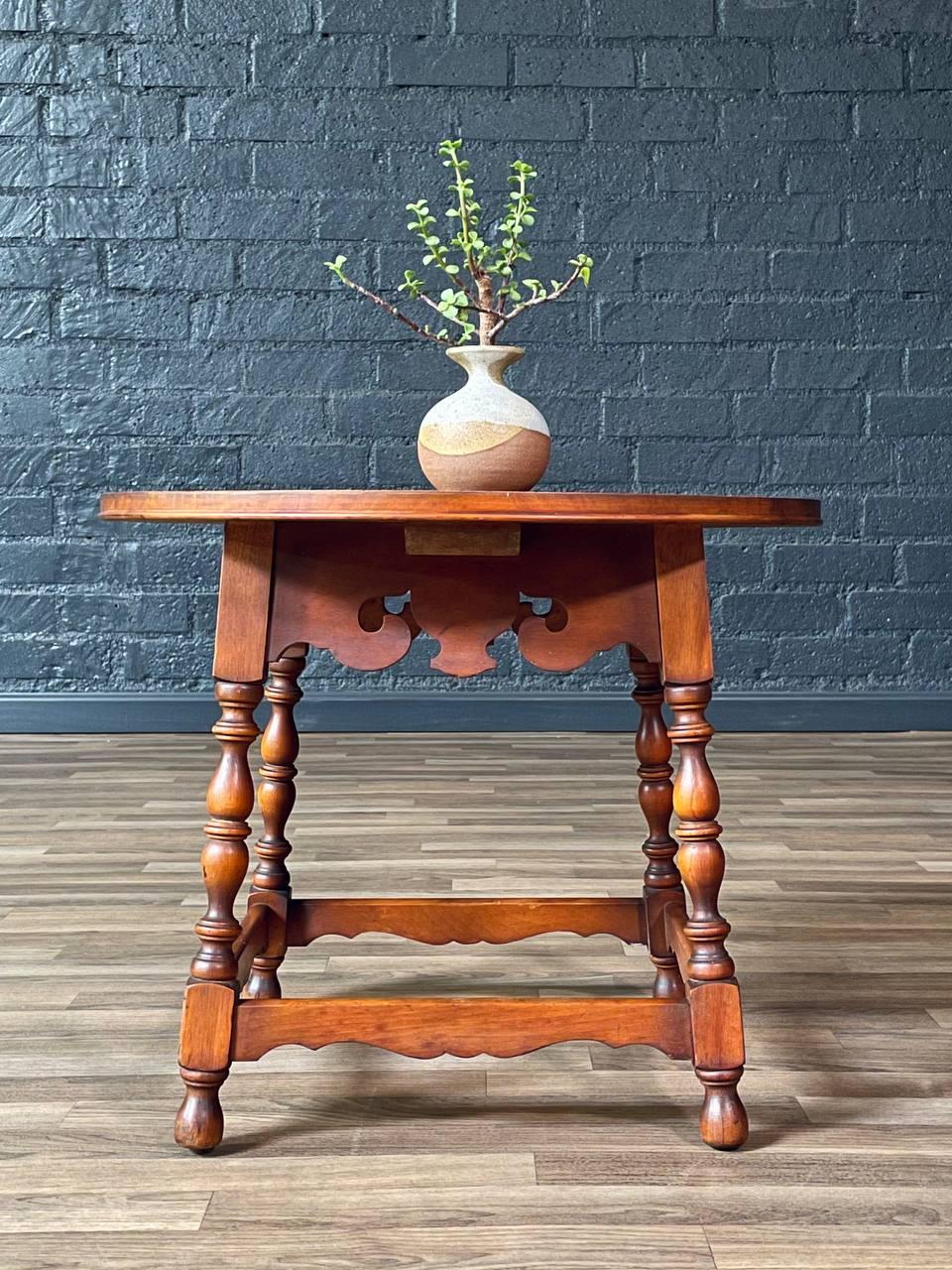 American Colonial Style Round Maple Side Table w/ Turned Legs en Bueno estado para la venta en Los Angeles, CA