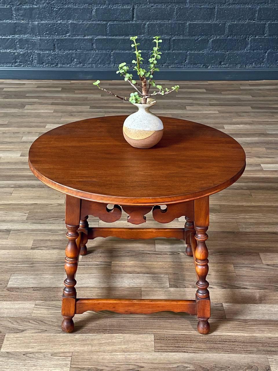 American Colonial Style Round Maple Side Table w/ Turned Legs mediados del siglo XX en venta