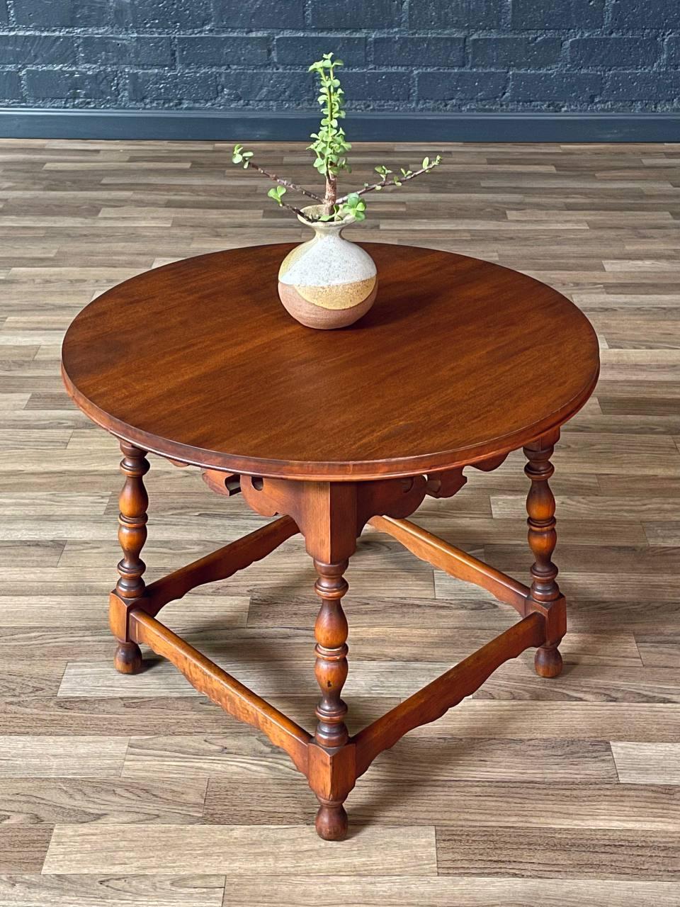 American Colonial Style Round Maple Side Table w/ Turned Legs Arce en venta