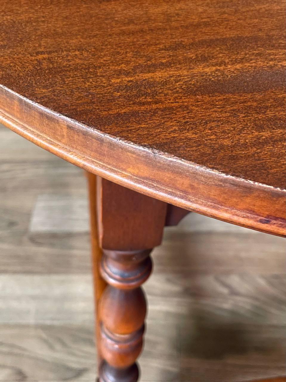 American Colonial Style Round Maple Side Table w/ Turned Legs en venta 1